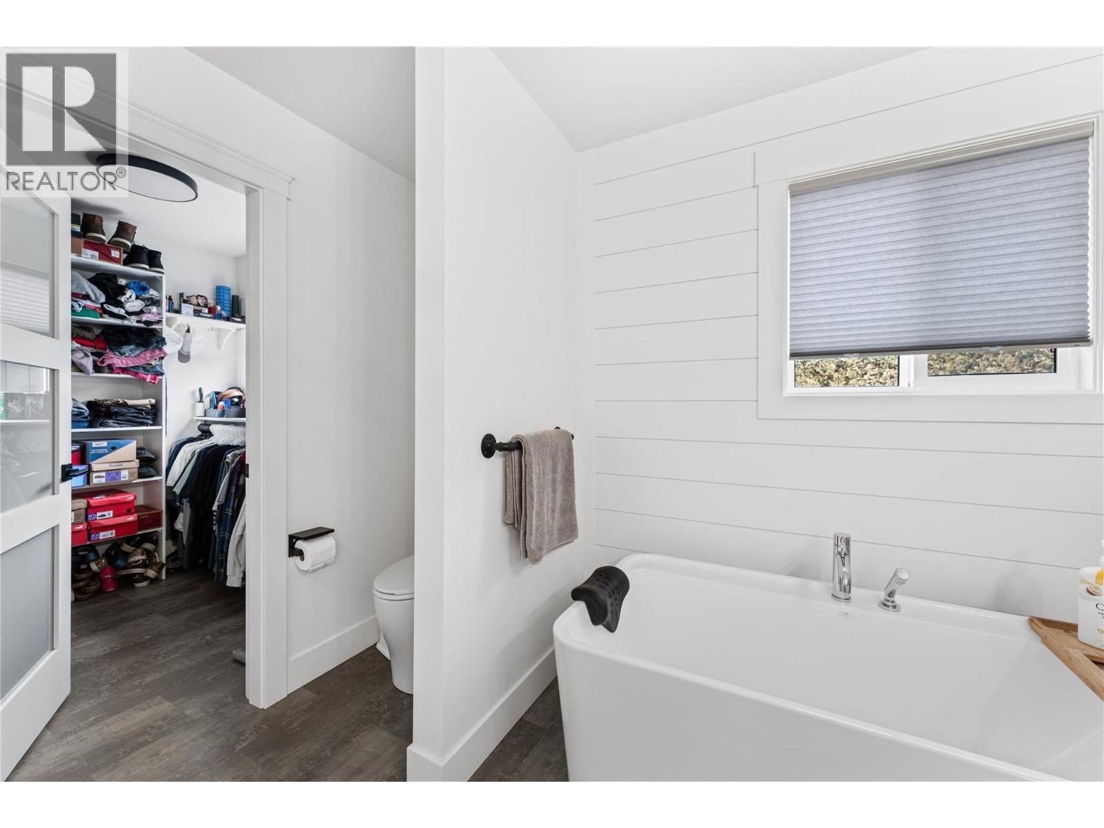 932 Mccartney Road, West Kelowna, BC - Indoor Photo Showing Bathroom