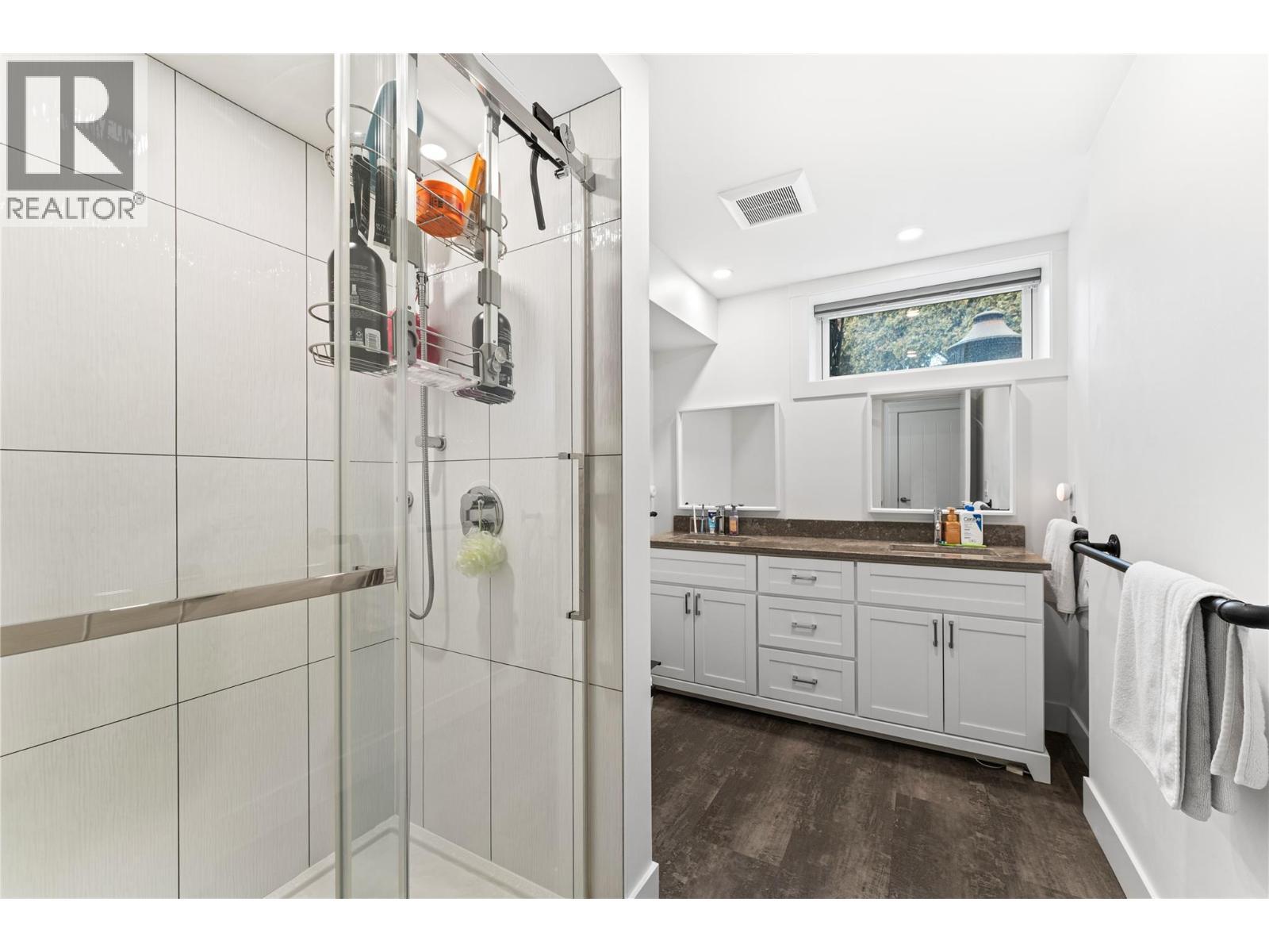 932 Mccartney Road, West Kelowna, BC - Indoor Photo Showing Bathroom