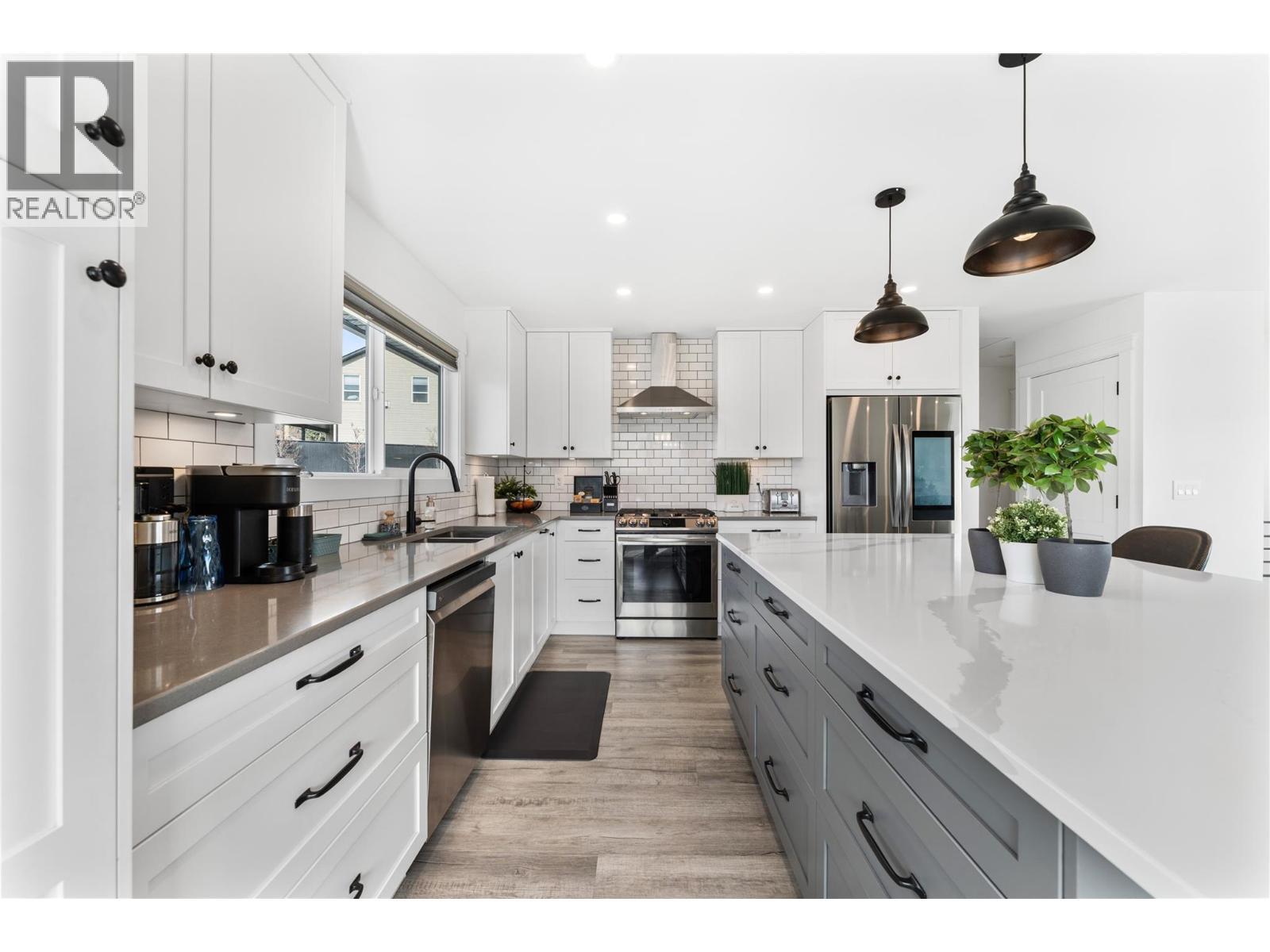 932 Mccartney Road, West Kelowna, BC - Indoor Photo Showing Kitchen With Upgraded Kitchen
