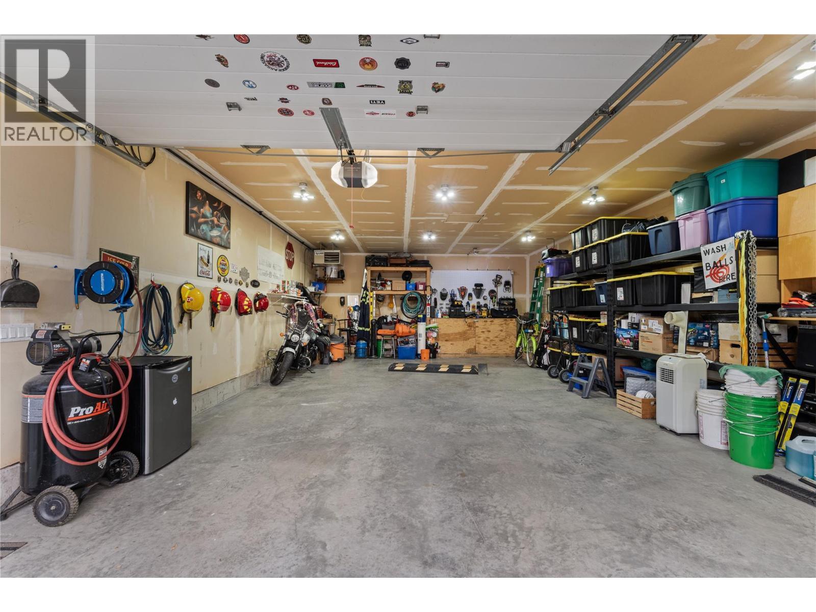 932 Mccartney Road, West Kelowna, BC - Indoor Photo Showing Garage