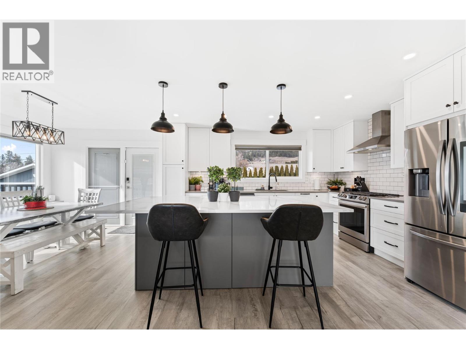 932 Mccartney Road, West Kelowna, BC - Indoor Photo Showing Kitchen With Upgraded Kitchen