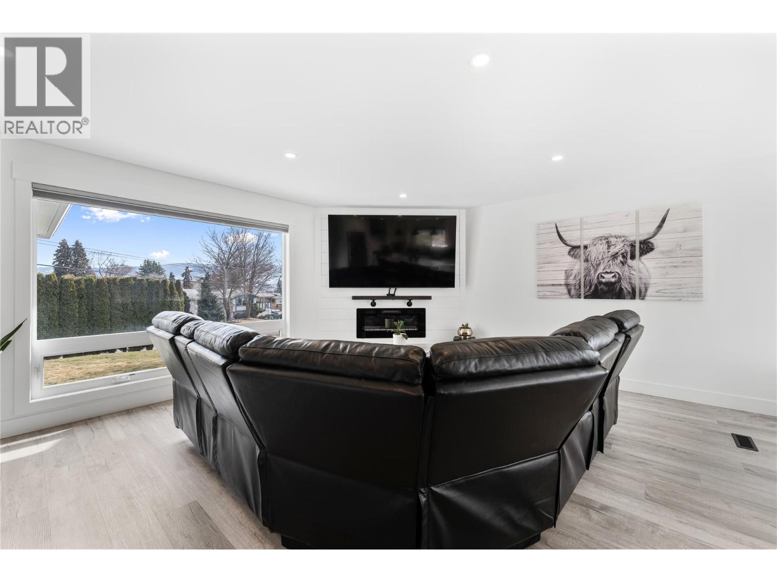 932 Mccartney Road, West Kelowna, BC - Indoor Photo Showing Living Room