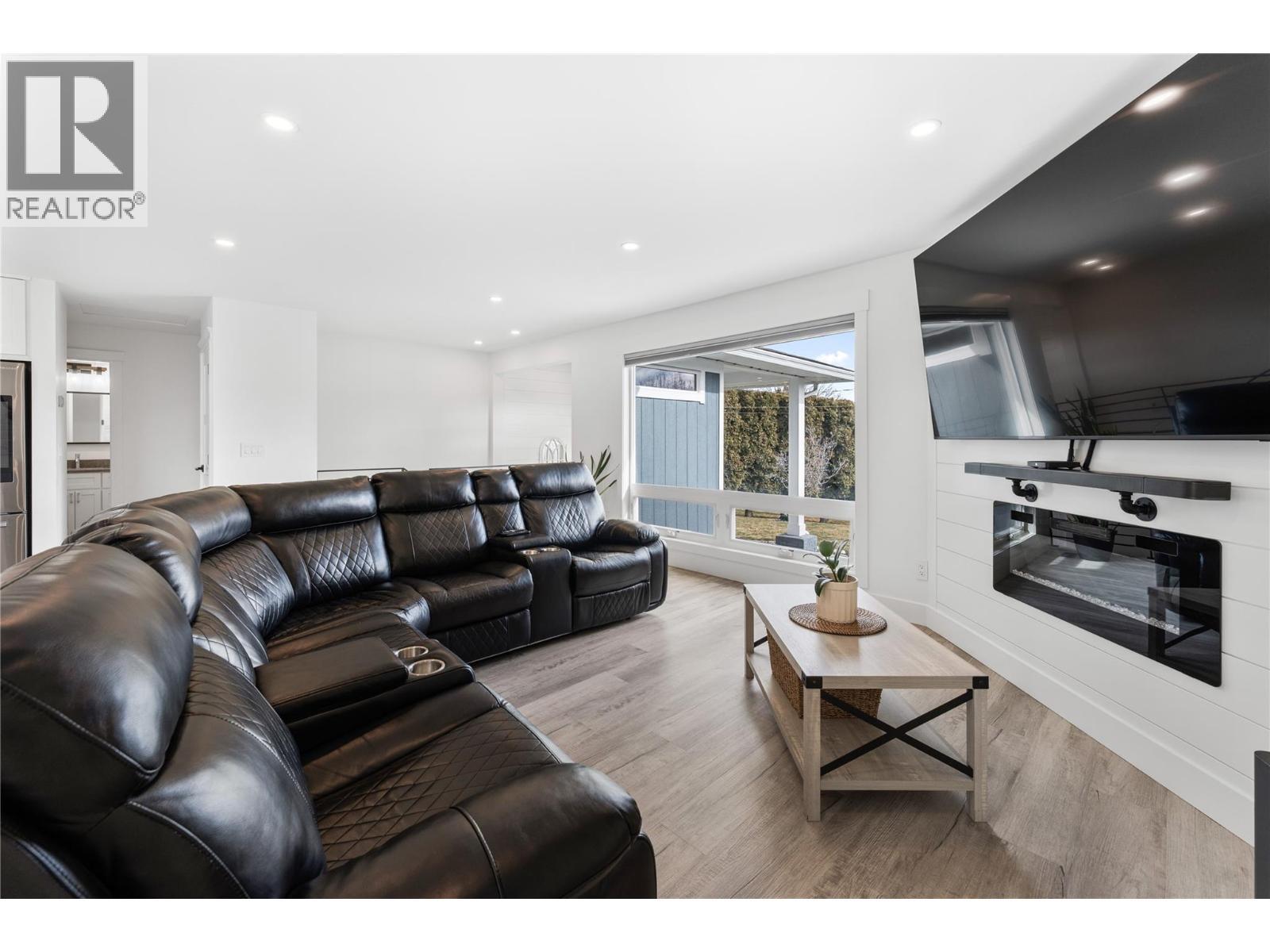932 Mccartney Road, West Kelowna, BC - Indoor Photo Showing Living Room With Fireplace