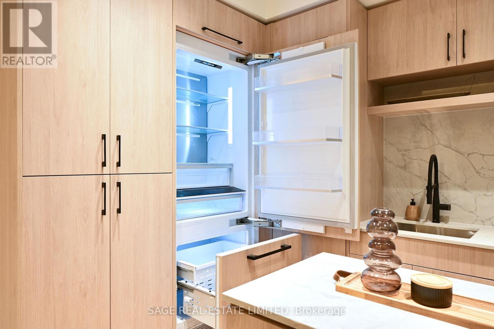 101 - 109 Erskine Avenue, Toronto, ON - Indoor Photo Showing Kitchen