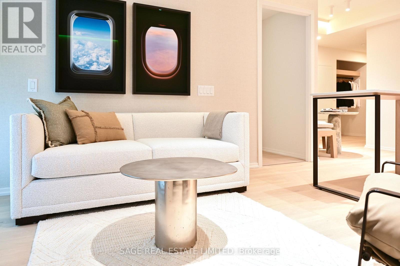 101 - 109 Erskine Avenue, Toronto, ON - Indoor Photo Showing Living Room