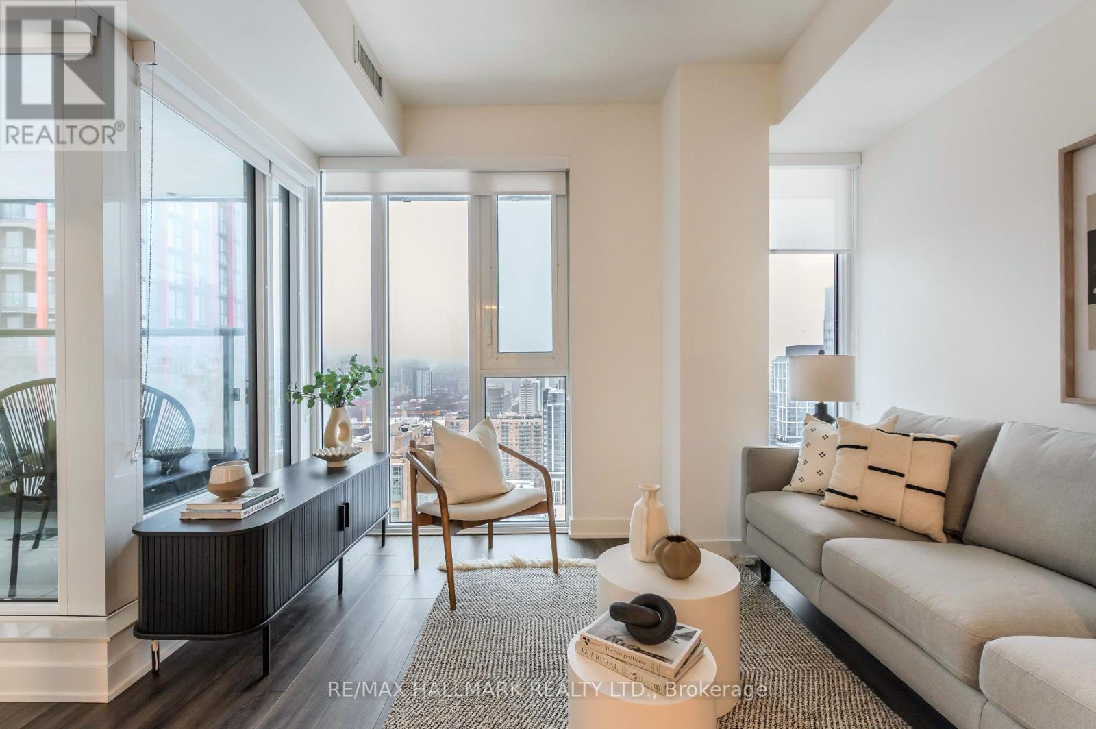 2401 E - 70 Princess Street, Toronto, ON - Indoor Photo Showing Living Room