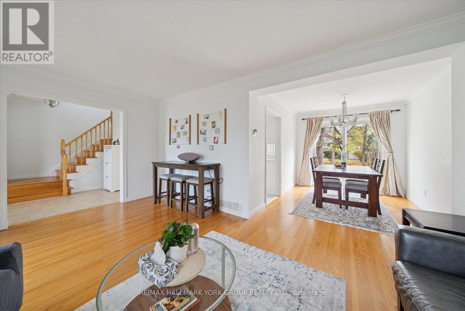 59 Grove Park Crescent, Toronto, ON - Indoor Photo Showing Living Room