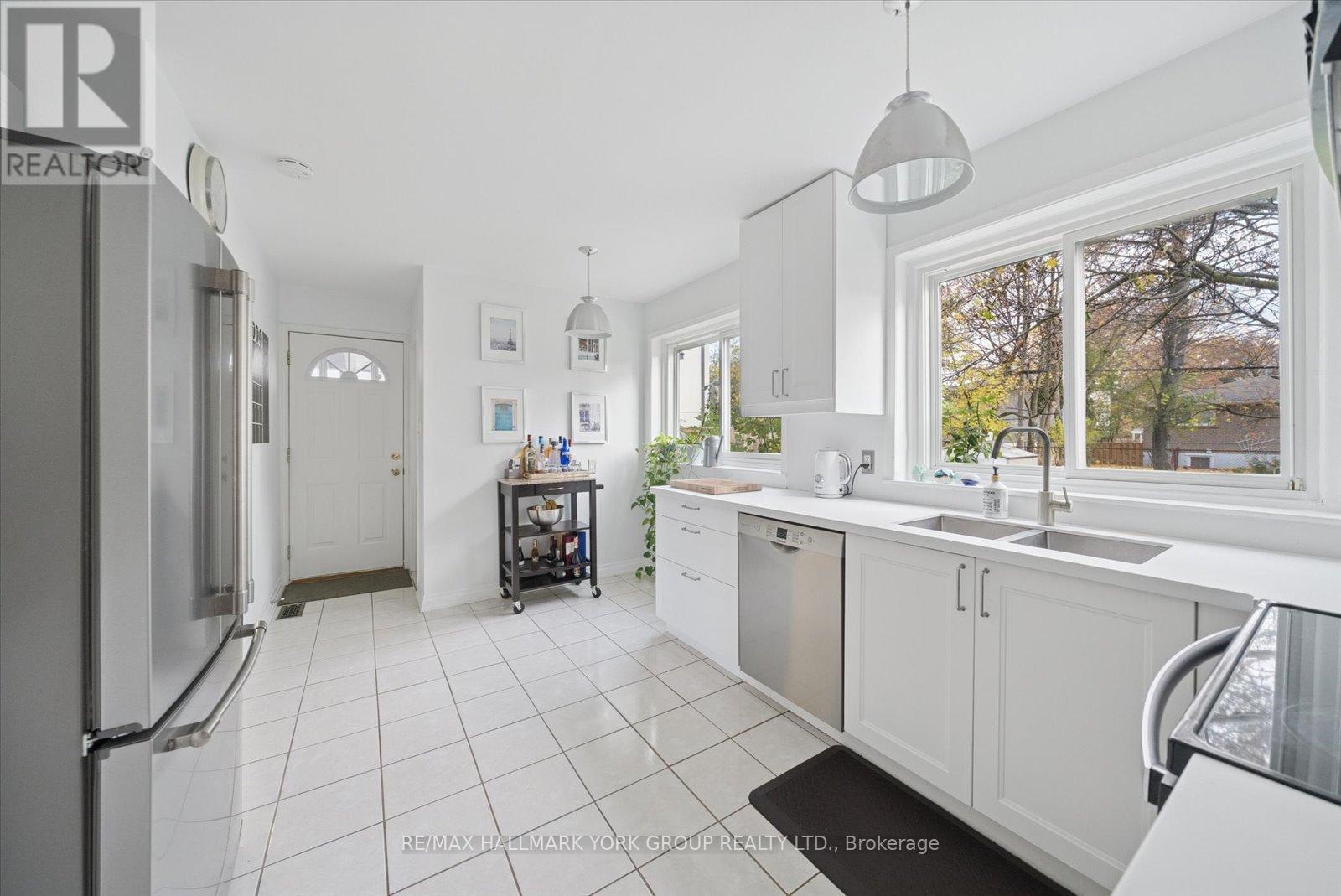 59 Grove Park Crescent, Toronto, ON - Indoor Photo Showing Kitchen