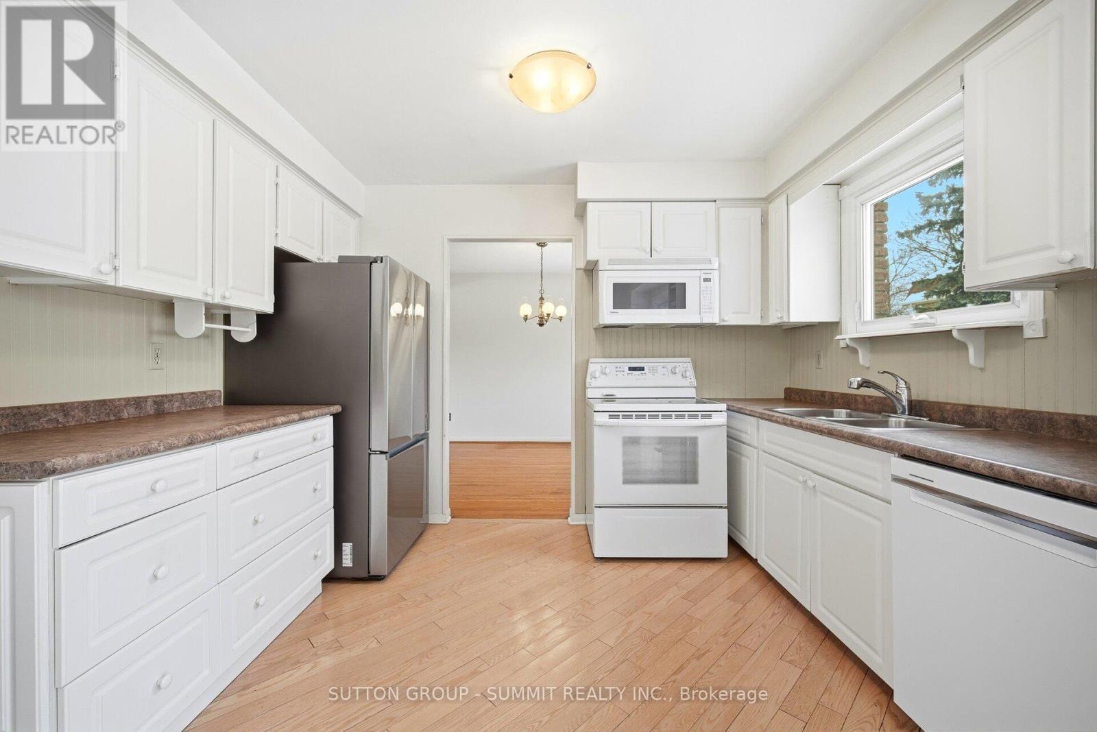 506 Petticoat Lane, Pickering, ON - Indoor Photo Showing Kitchen With Double Sink