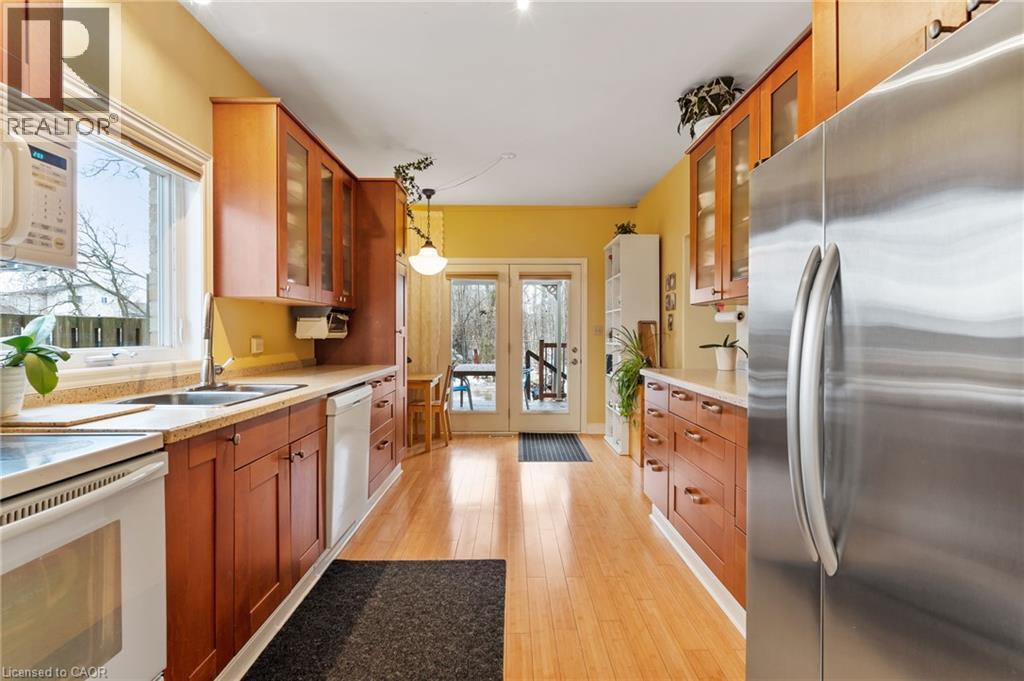 5114 Meadowood Lane, Beamsville, ON - Indoor Photo Showing Kitchen With Double Sink