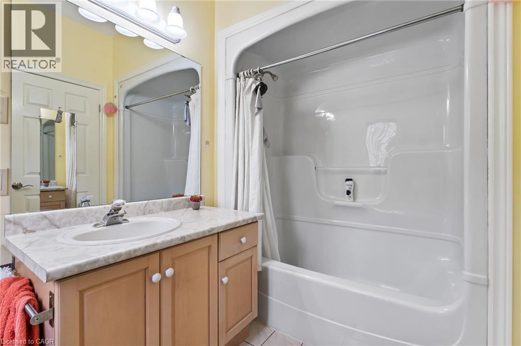 5114 Meadowood Lane, Beamsville, ON - Indoor Photo Showing Bathroom