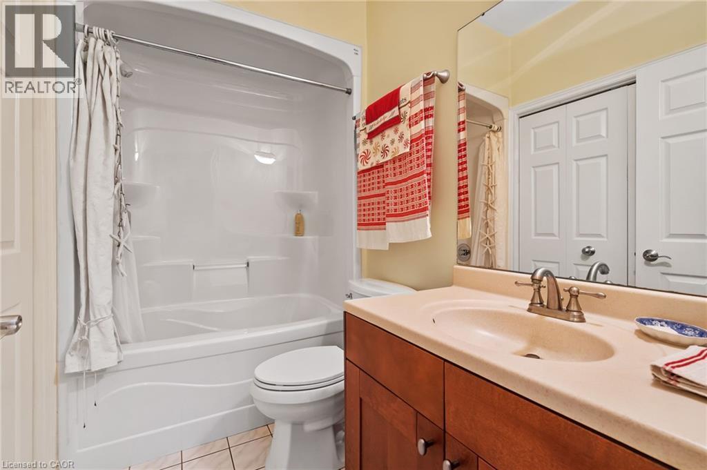 5114 Meadowood Lane, Beamsville, ON - Indoor Photo Showing Bathroom