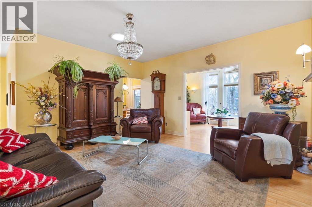 5114 Meadowood Lane, Beamsville, ON - Indoor Photo Showing Living Room
