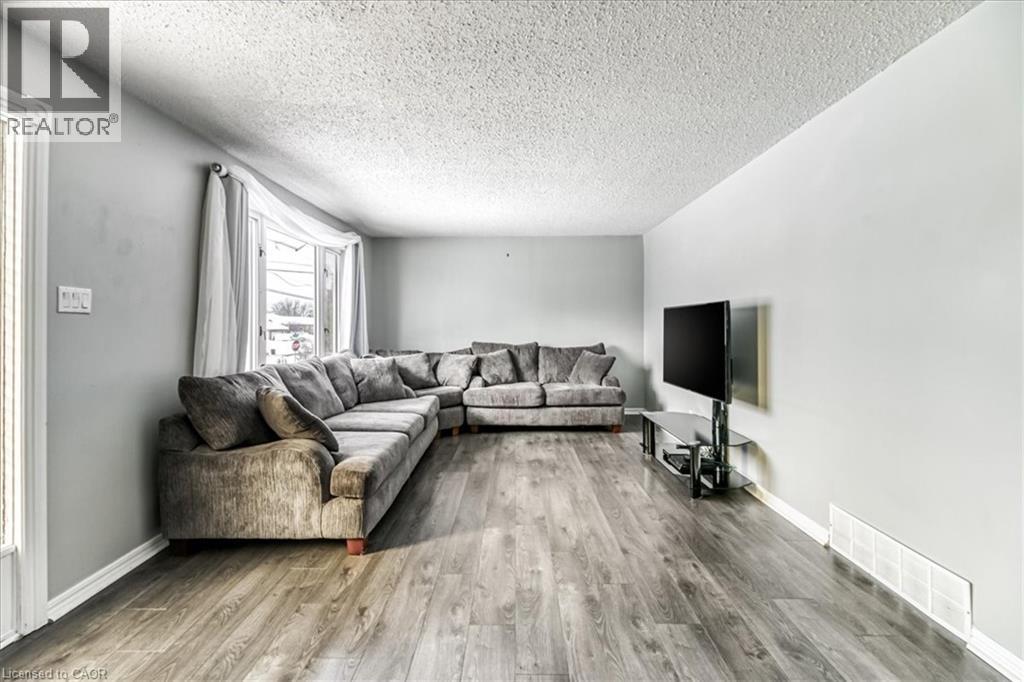 2088 Pilon Street, Chelmsford, ON - Indoor Photo Showing Living Room