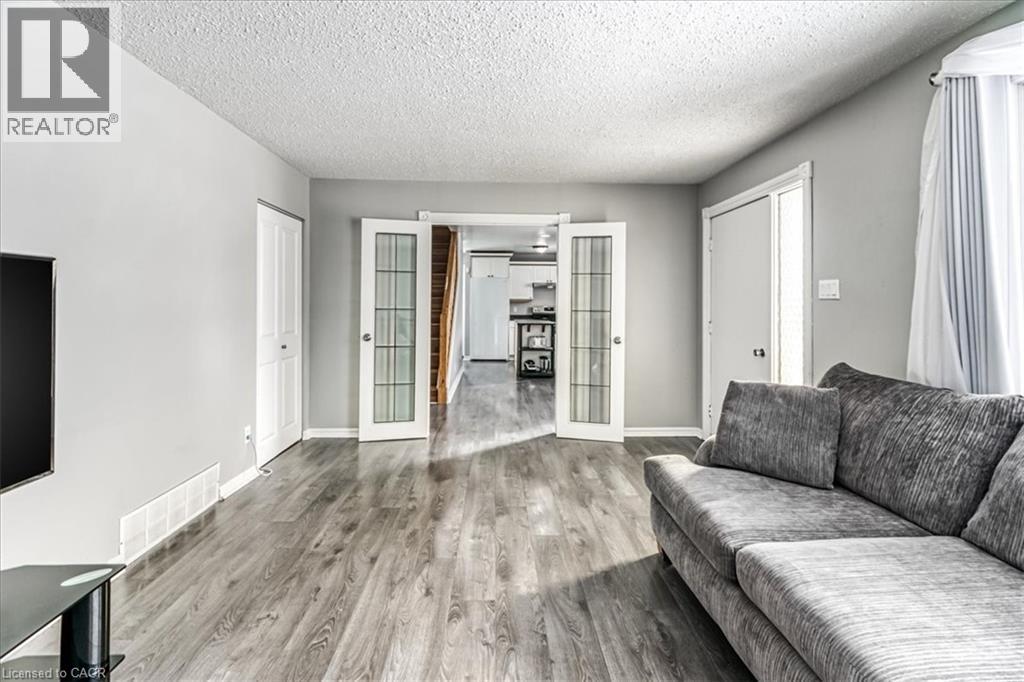 2088 Pilon Street, Chelmsford, ON - Indoor Photo Showing Living Room