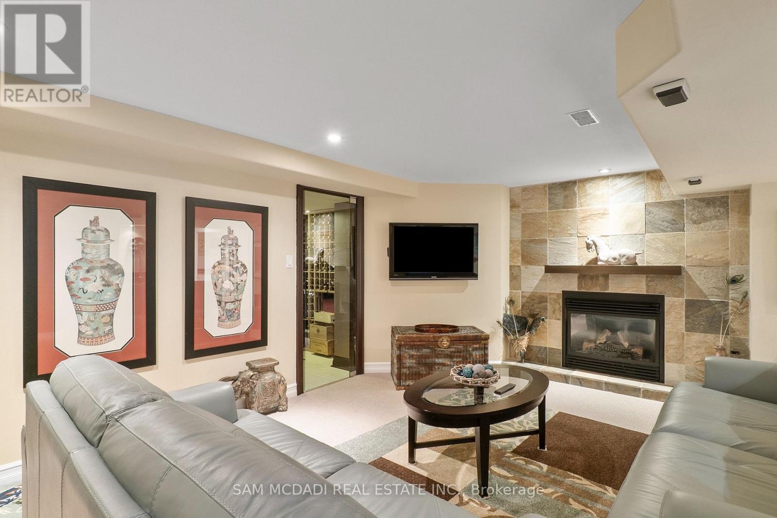 1522 Glenhill Crescent, Mississauga, ON - Indoor Photo Showing Living Room With Fireplace