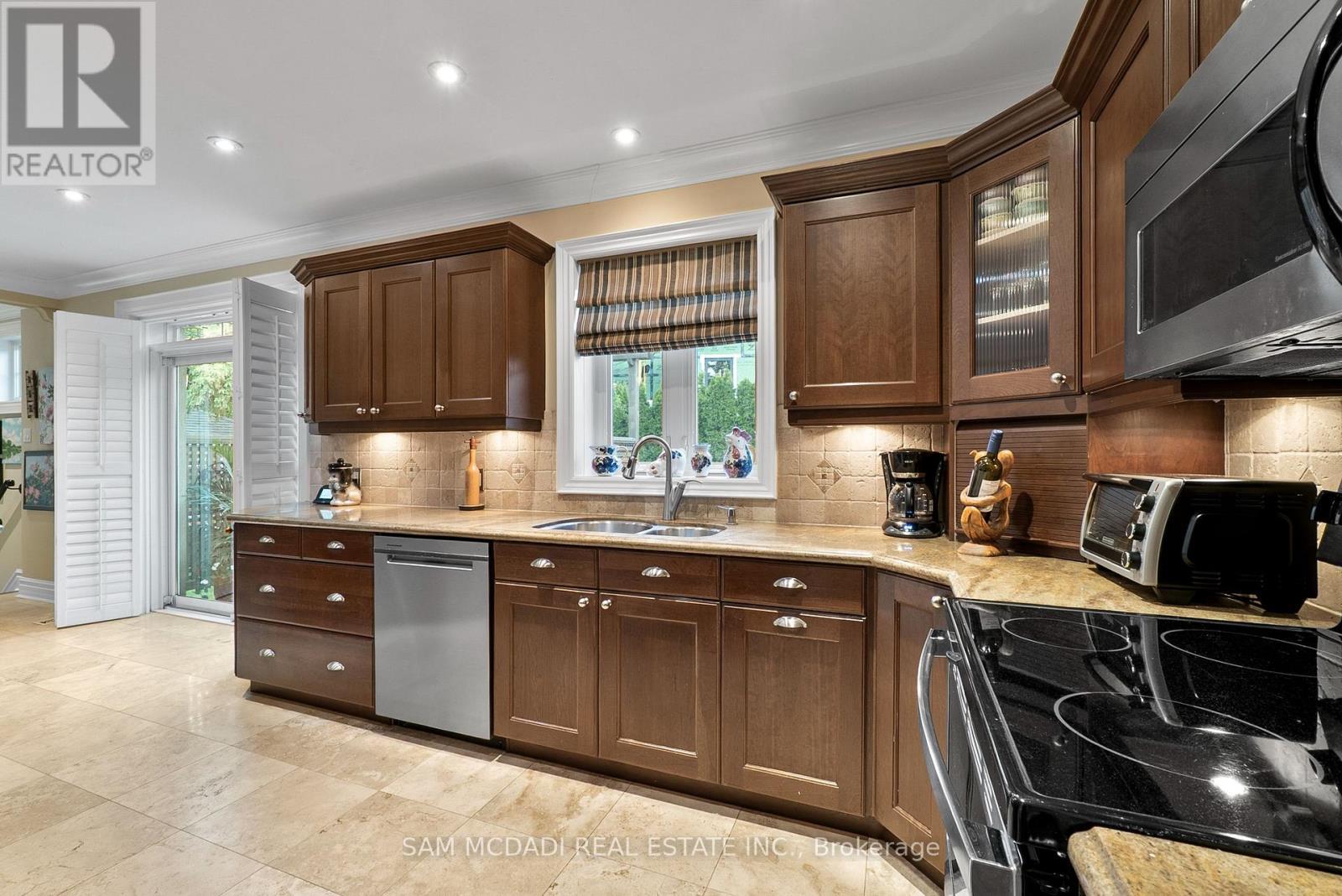 1522 Glenhill Crescent, Mississauga, ON - Indoor Photo Showing Kitchen With Double Sink