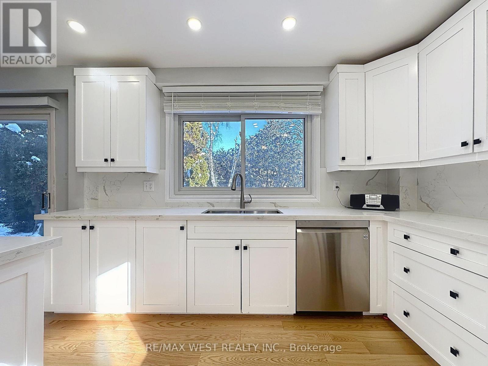 20 Foxwood Grove, Toronto, ON - Indoor Photo Showing Kitchen