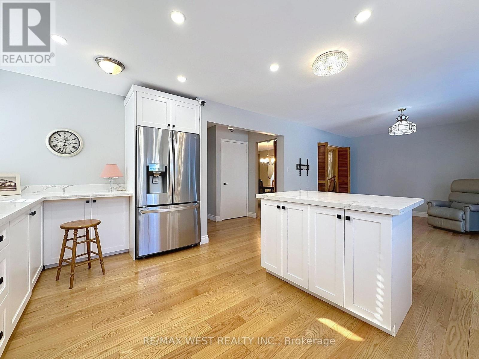 20 Foxwood Grove, Toronto, ON - Indoor Photo Showing Kitchen