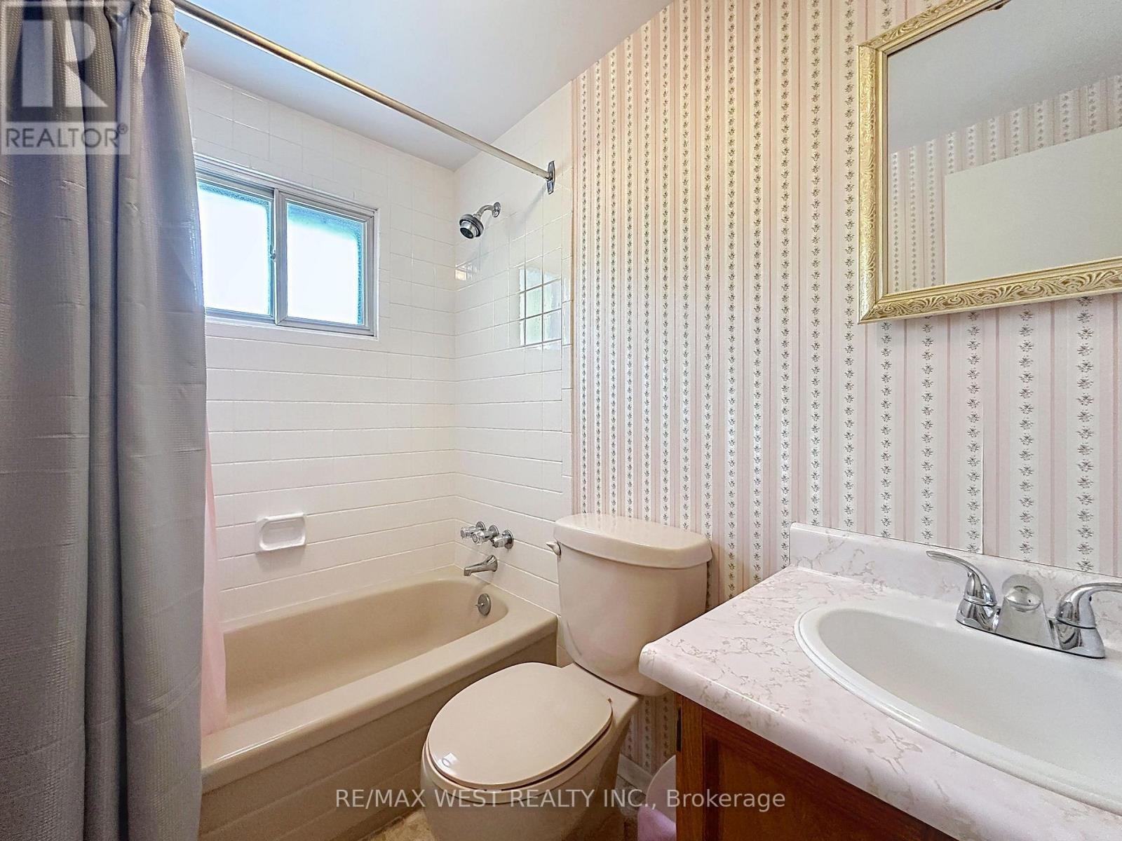 20 Foxwood Grove, Toronto, ON - Indoor Photo Showing Bathroom