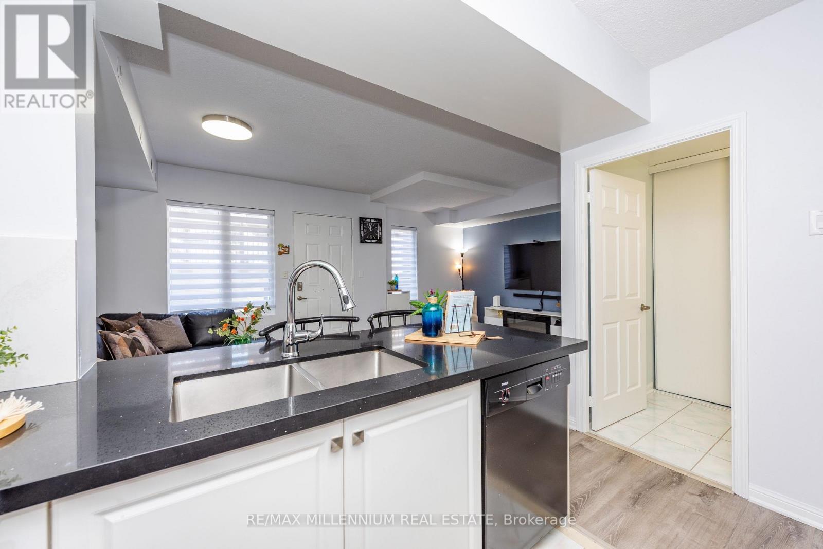 1034 - 3045 Finch Avenue E, Toronto, ON - Indoor Photo Showing Kitchen