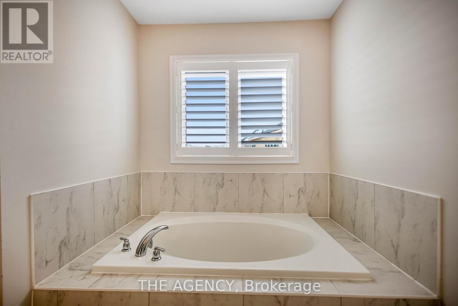 36 Maclachlan Avenue, Haldimand, ON - Indoor Photo Showing Bathroom