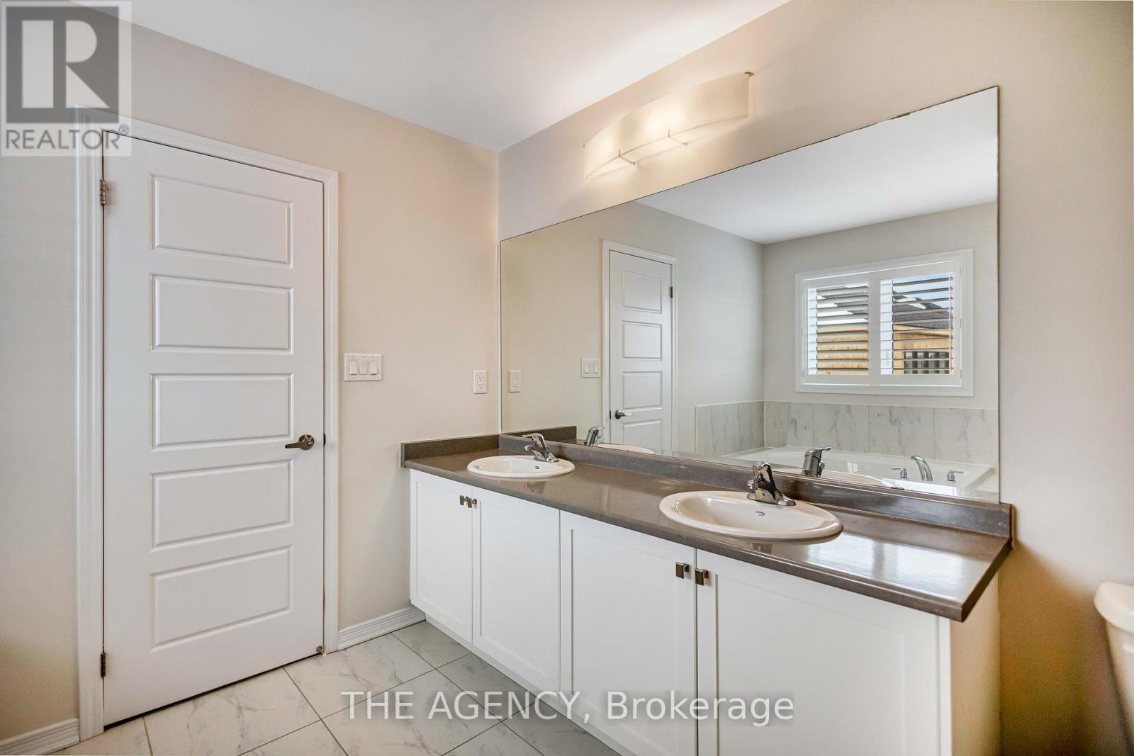 36 Maclachlan Avenue, Haldimand, ON - Indoor Photo Showing Bathroom