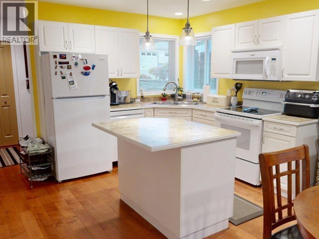 24-4415 Manson Ave, Powell River, BC - Indoor Photo Showing Kitchen With Double Sink