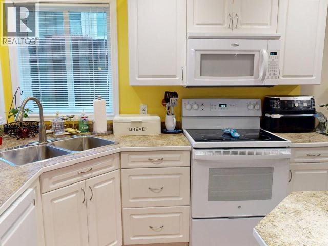 24-4415 Manson Ave, Powell River, BC - Indoor Photo Showing Kitchen With Double Sink