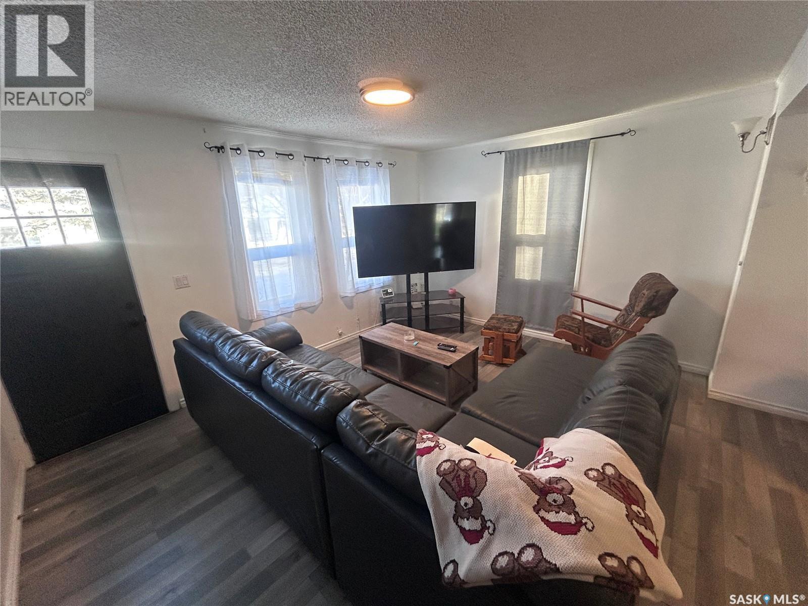 318 Aldridge Street, Bienfait, SK - Indoor Photo Showing Living Room