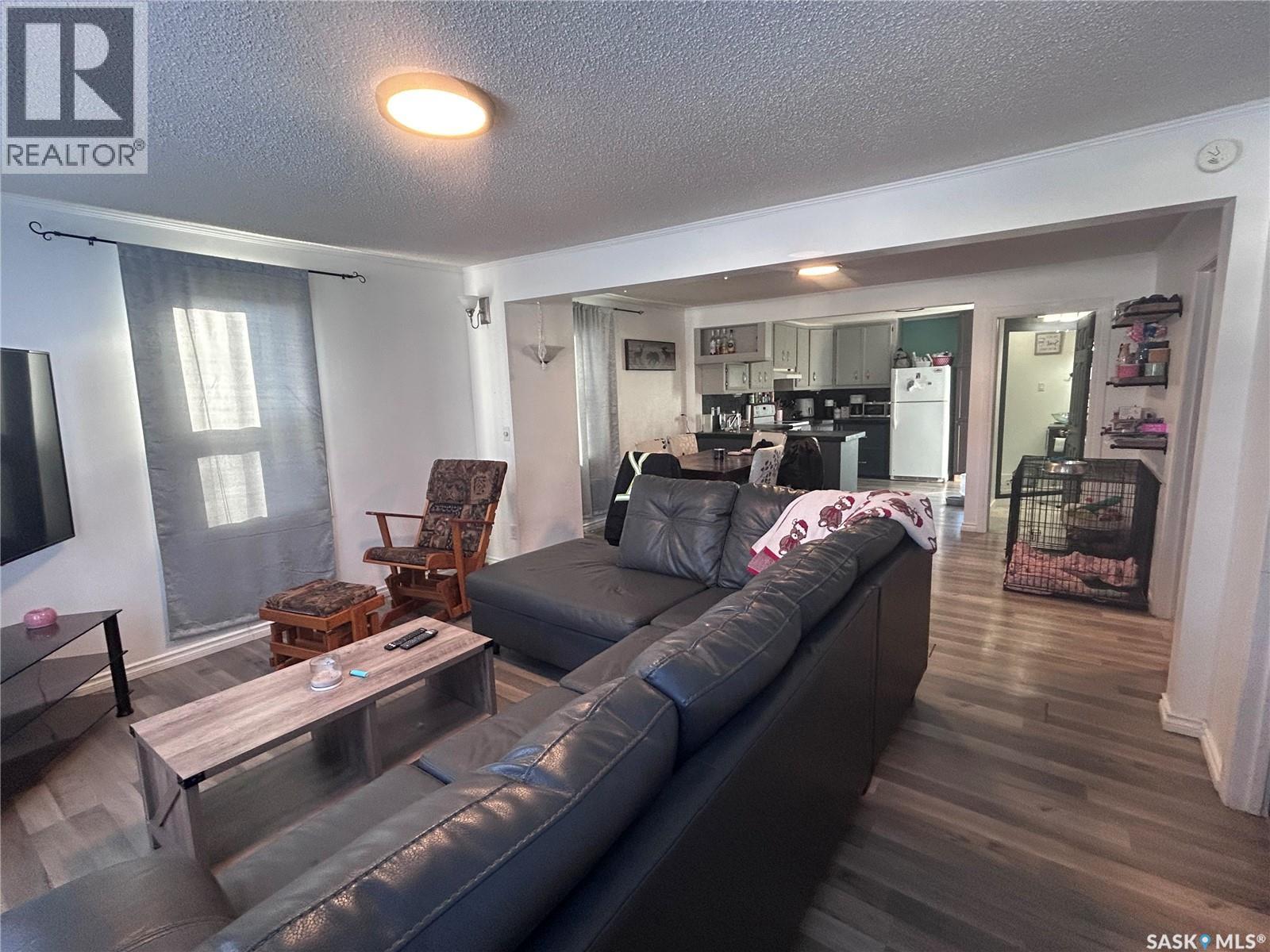 318 Aldridge Street, Bienfait, SK - Indoor Photo Showing Living Room
