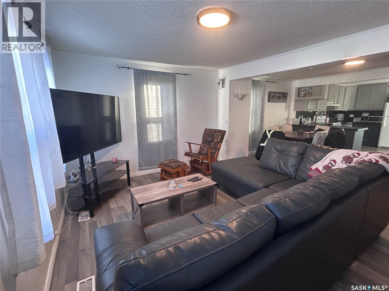 318 Aldridge Street, Bienfait, SK - Indoor Photo Showing Living Room