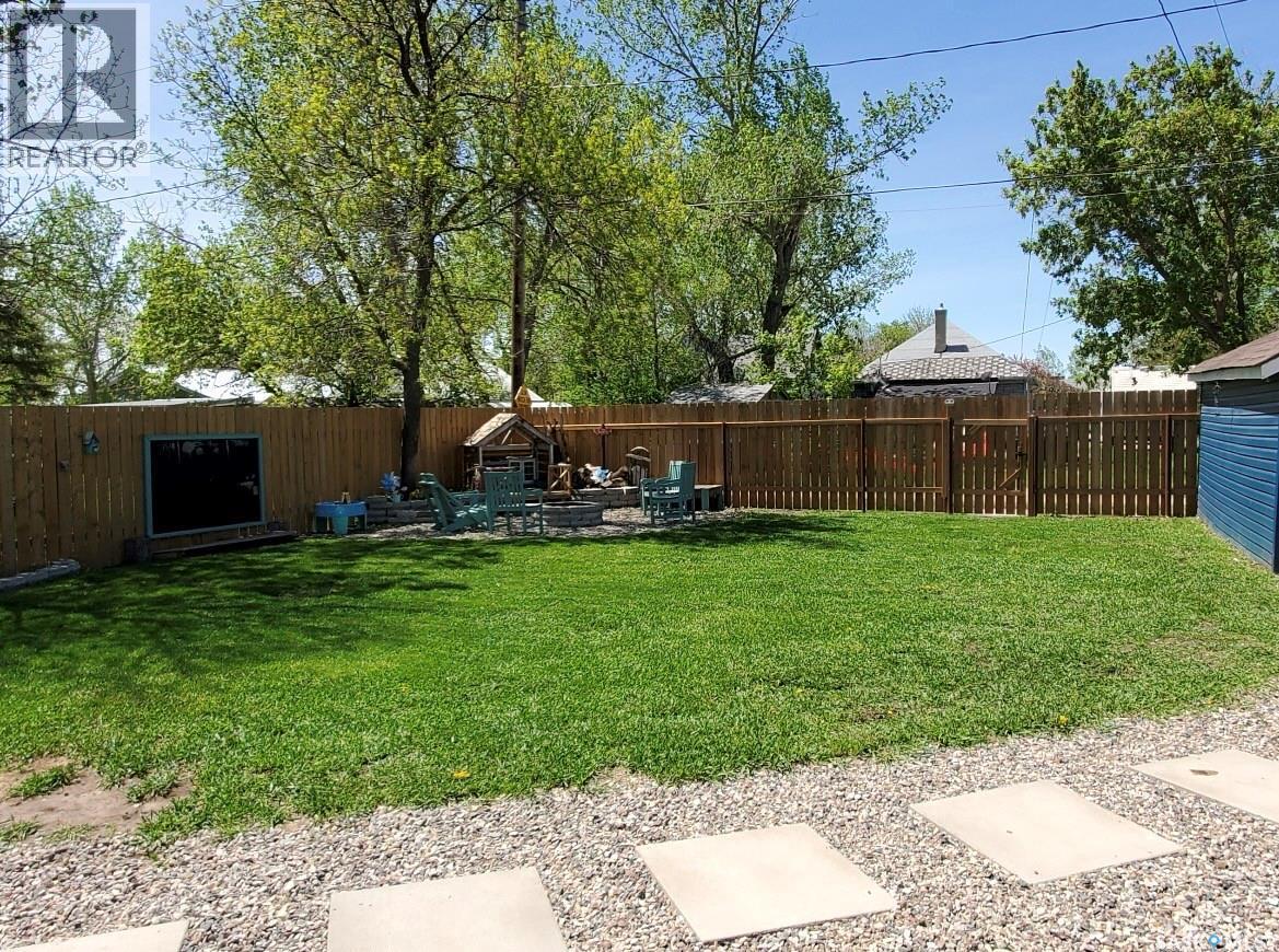 318 Aldridge Street, Bienfait, SK - Outdoor With Backyard