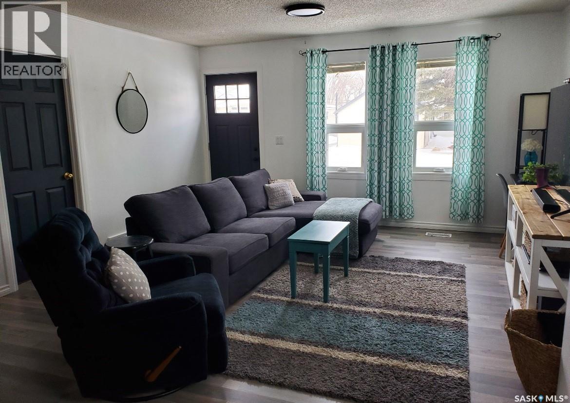 318 Aldridge Street, Bienfait, SK - Indoor Photo Showing Living Room