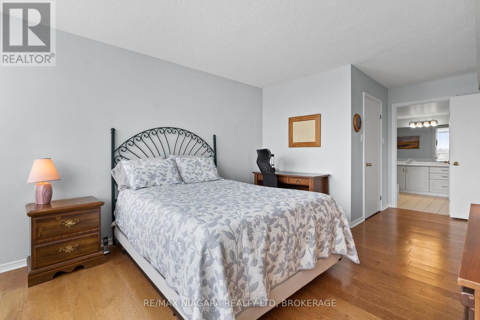 402 - 5100 Dorchester Road, Niagara Falls (Morrison), ON - Indoor Photo Showing Bedroom
