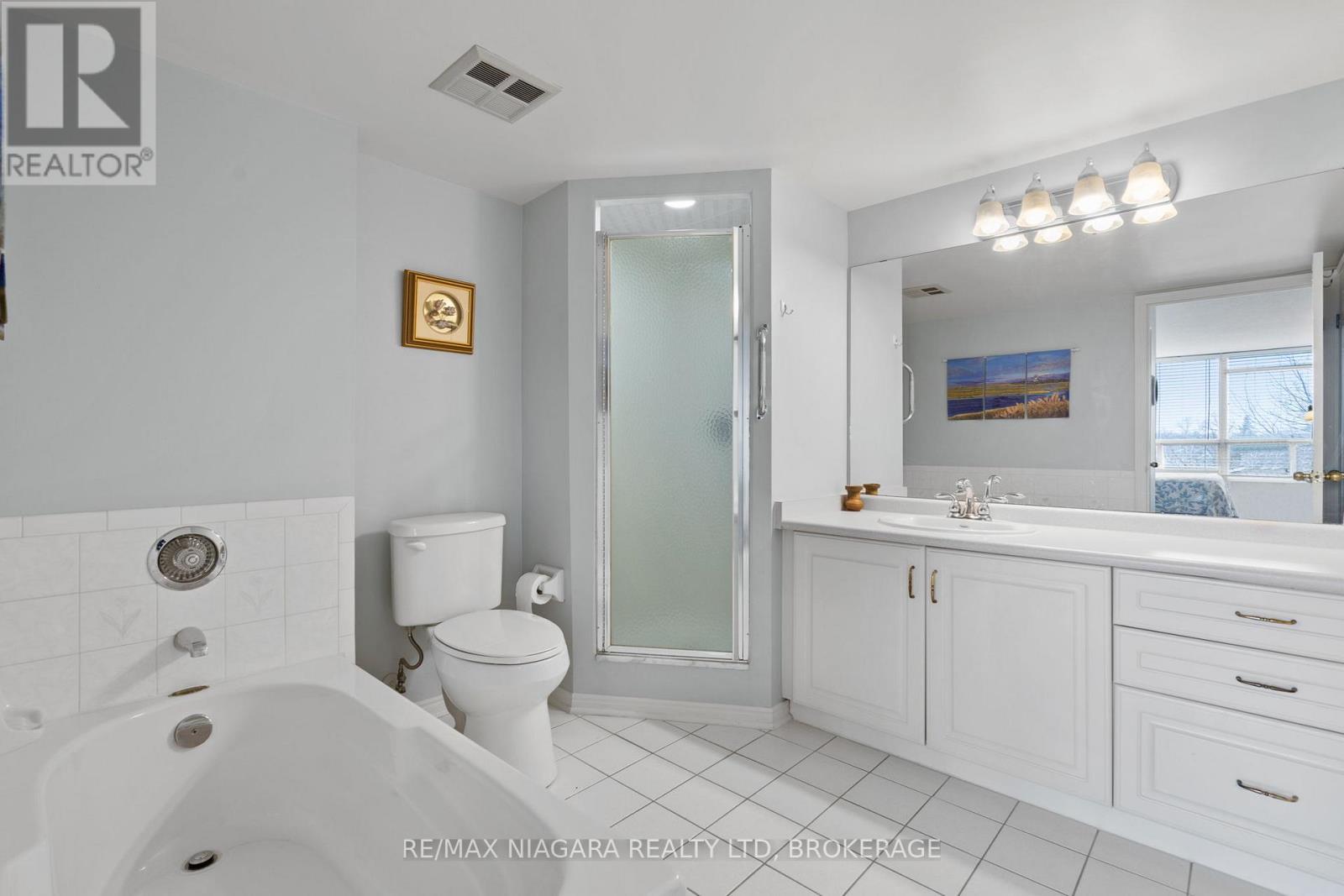 402 - 5100 Dorchester Road, Niagara Falls (Morrison), ON - Indoor Photo Showing Bathroom