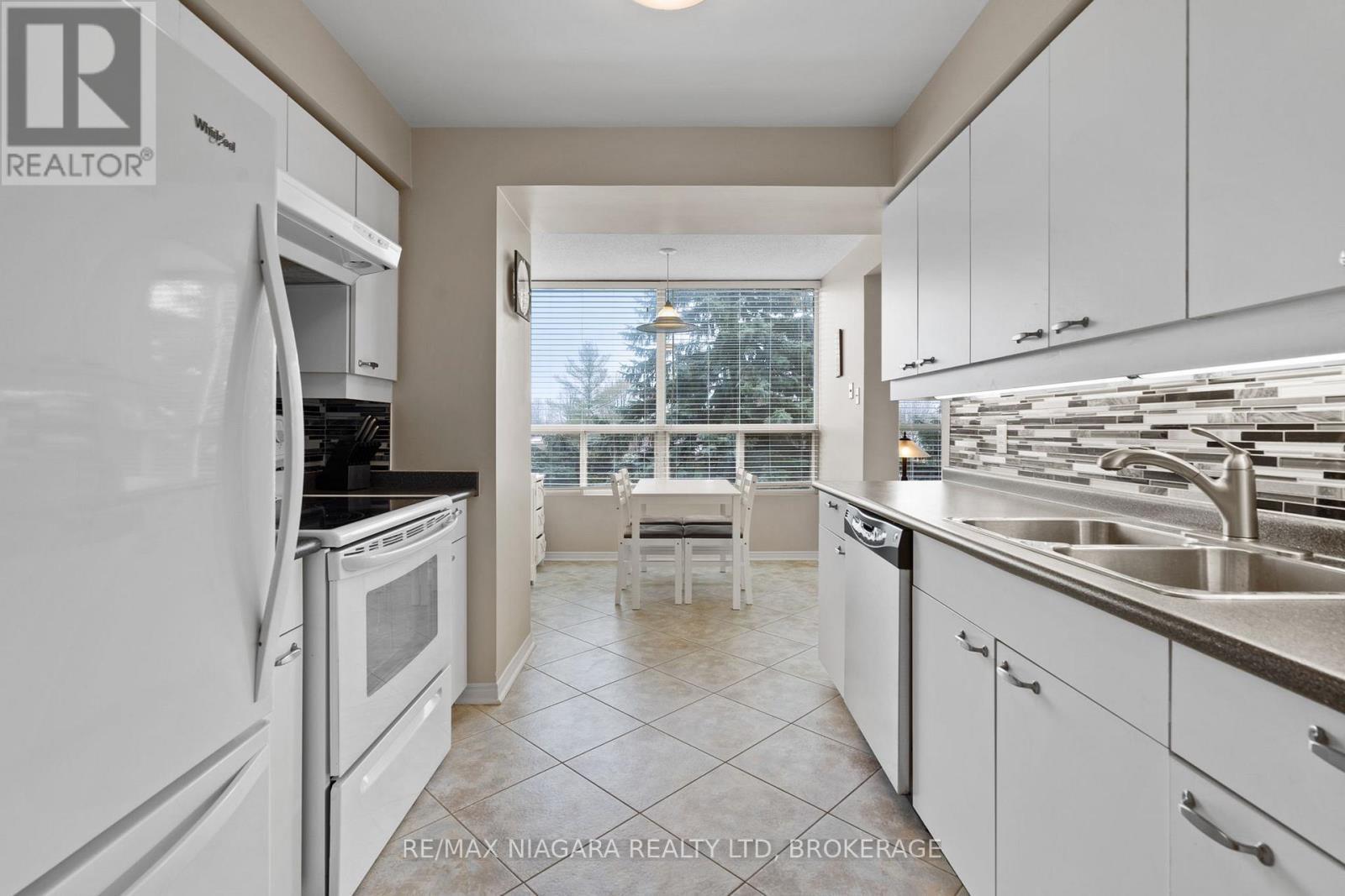 402 - 5100 Dorchester Road, Niagara Falls (Morrison), ON - Indoor Photo Showing Kitchen With Double Sink