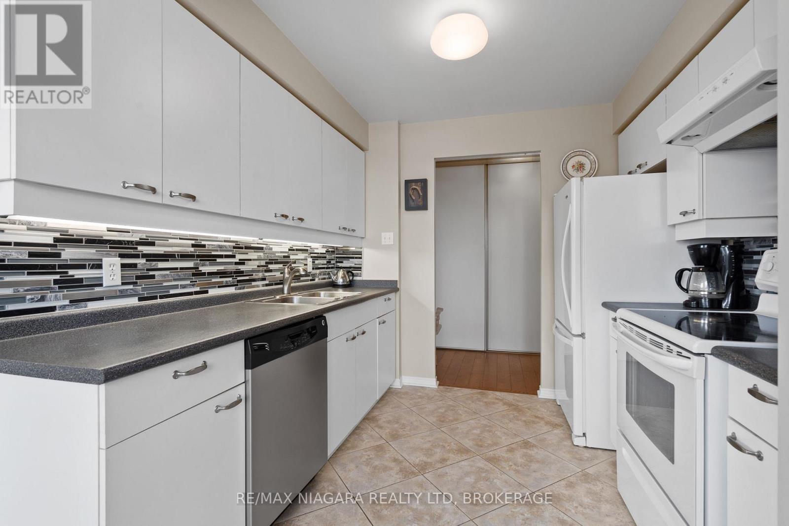 402 - 5100 Dorchester Road, Niagara Falls (Morrison), ON - Indoor Photo Showing Kitchen With Double Sink