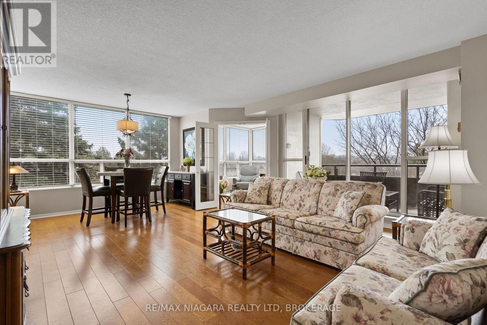 402 - 5100 Dorchester Road, Niagara Falls (Morrison), ON - Indoor Photo Showing Living Room