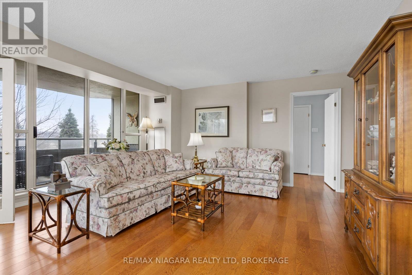402 - 5100 Dorchester Road, Niagara Falls (Morrison), ON - Indoor Photo Showing Living Room