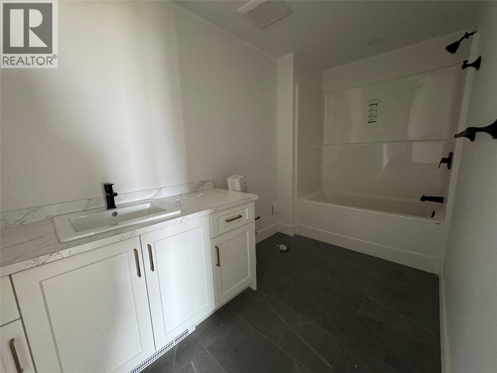 Suite bathroom - 2170 Galore Crescent, Kamloops, BC - Indoor Photo Showing Bathroom