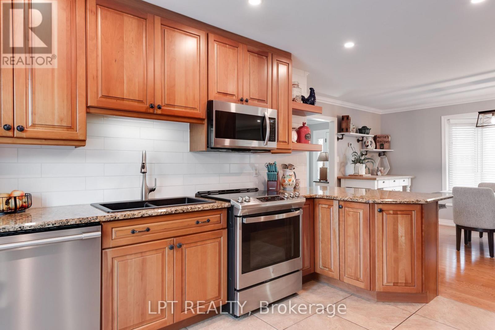 34 Cedar Creek Road, Springwater, ON - Indoor Photo Showing Kitchen With Double Sink
