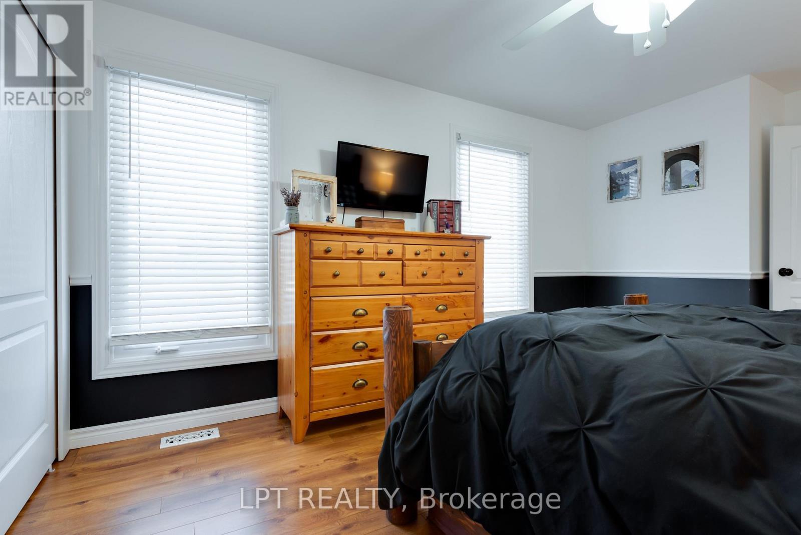 34 Cedar Creek Road, Springwater, ON - Indoor Photo Showing Bedroom