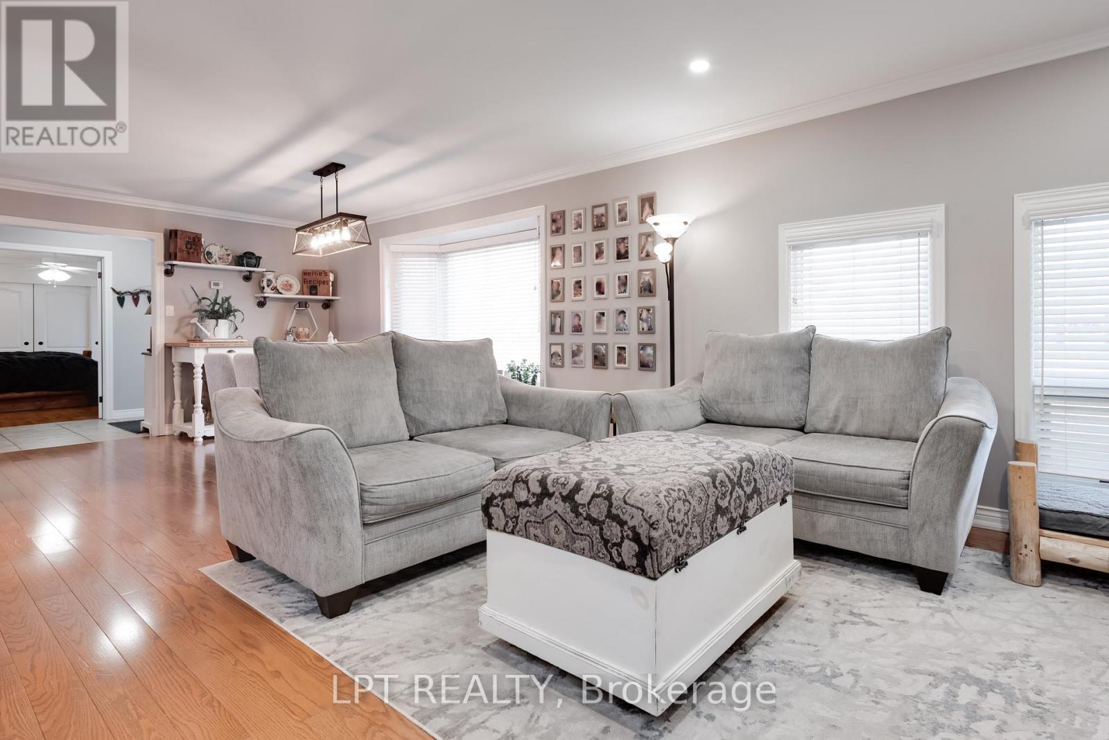 34 Cedar Creek Road, Springwater, ON - Indoor Photo Showing Living Room