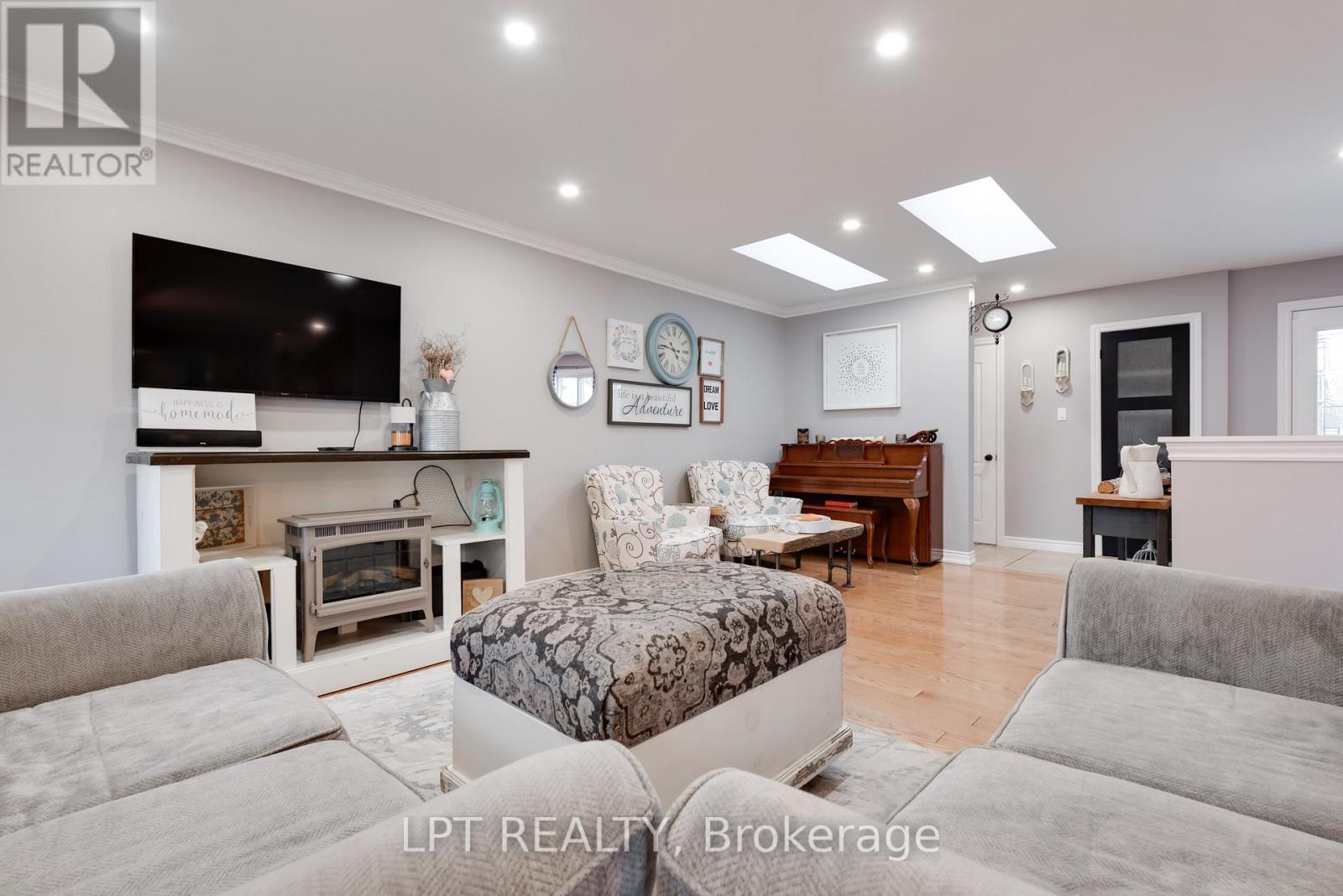 34 Cedar Creek Road, Springwater, ON - Indoor Photo Showing Living Room