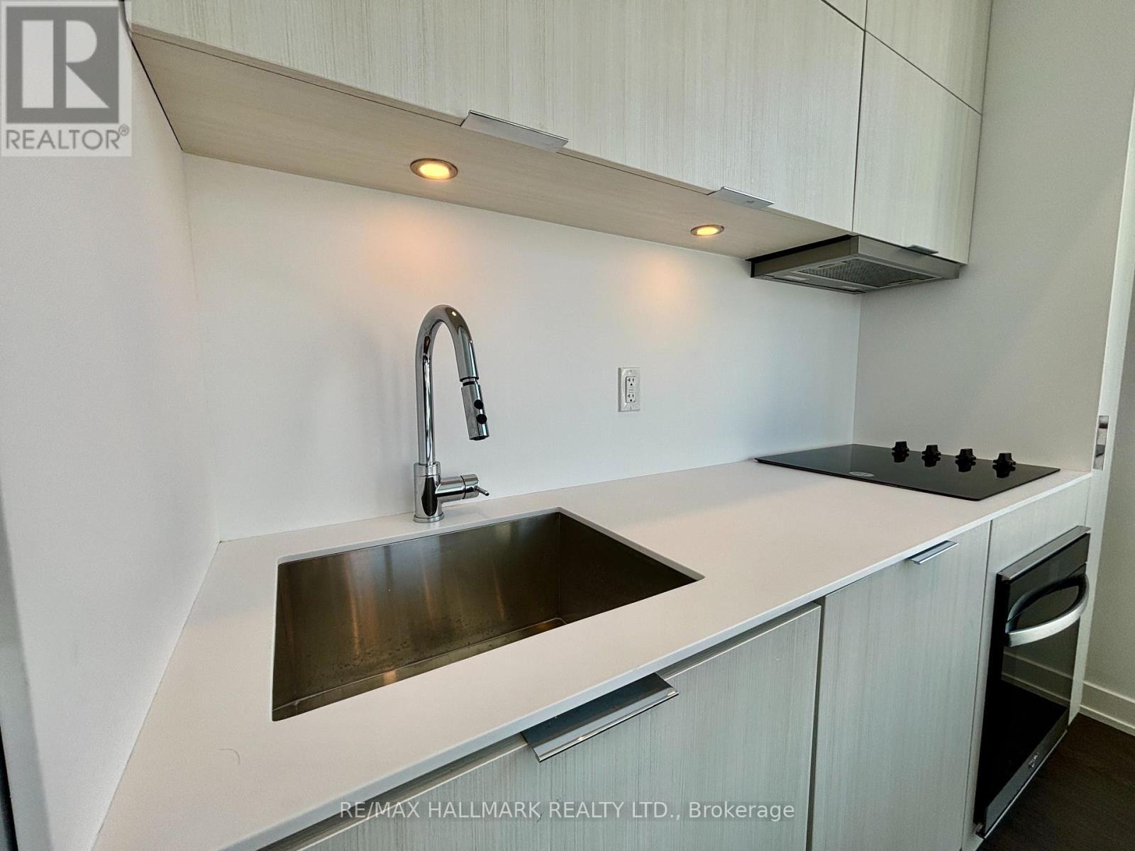 402 - 370 Martha Street, Burlington, ON - Indoor