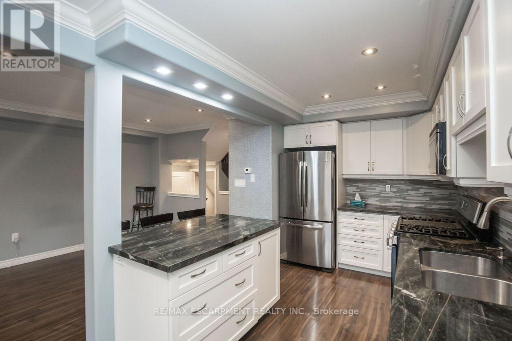 85 Chamomile Drive, Hamilton, ON - Indoor Photo Showing Kitchen With Double Sink With Upgraded Kitchen