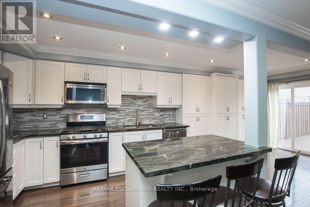 85 Chamomile Drive, Hamilton, ON - Indoor Photo Showing Kitchen With Upgraded Kitchen