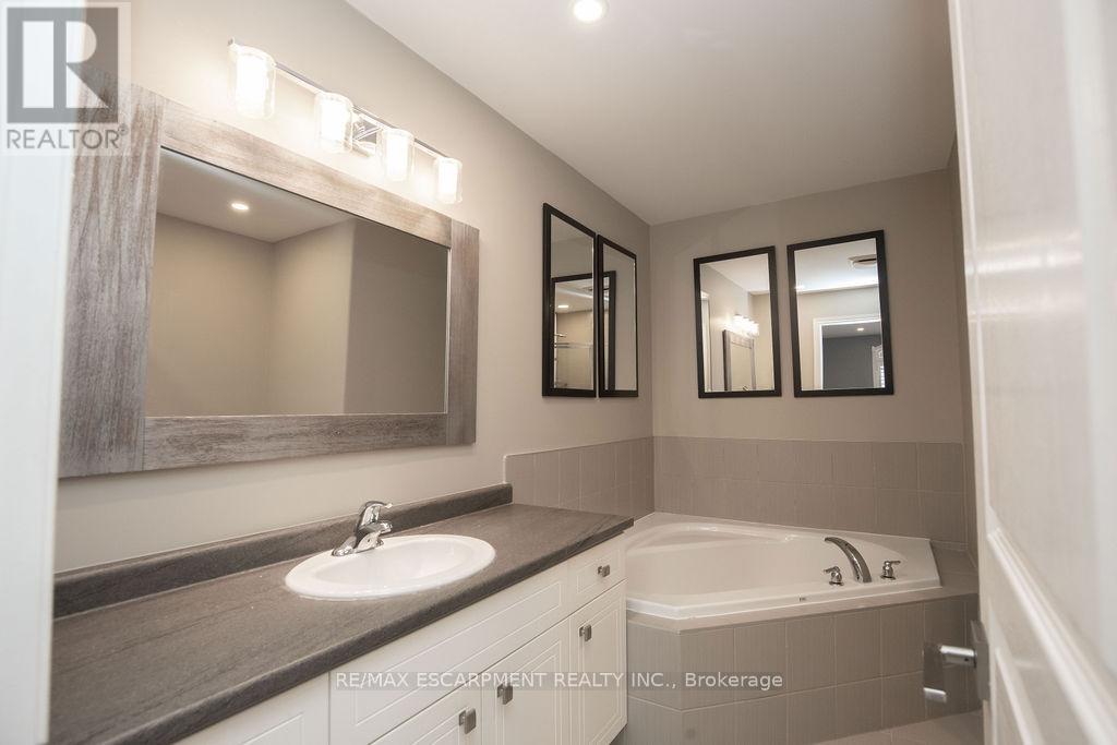 85 Chamomile Drive, Hamilton, ON - Indoor Photo Showing Bathroom