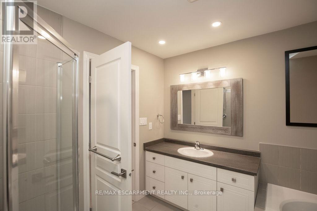 85 Chamomile Drive, Hamilton, ON - Indoor Photo Showing Bathroom